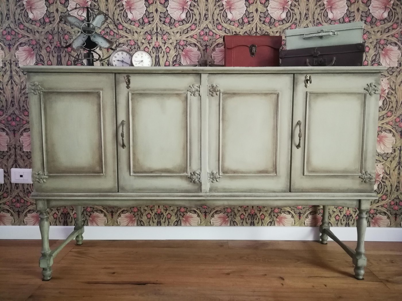 Credenza verde salvia con finitura decapata realizzata a mano
