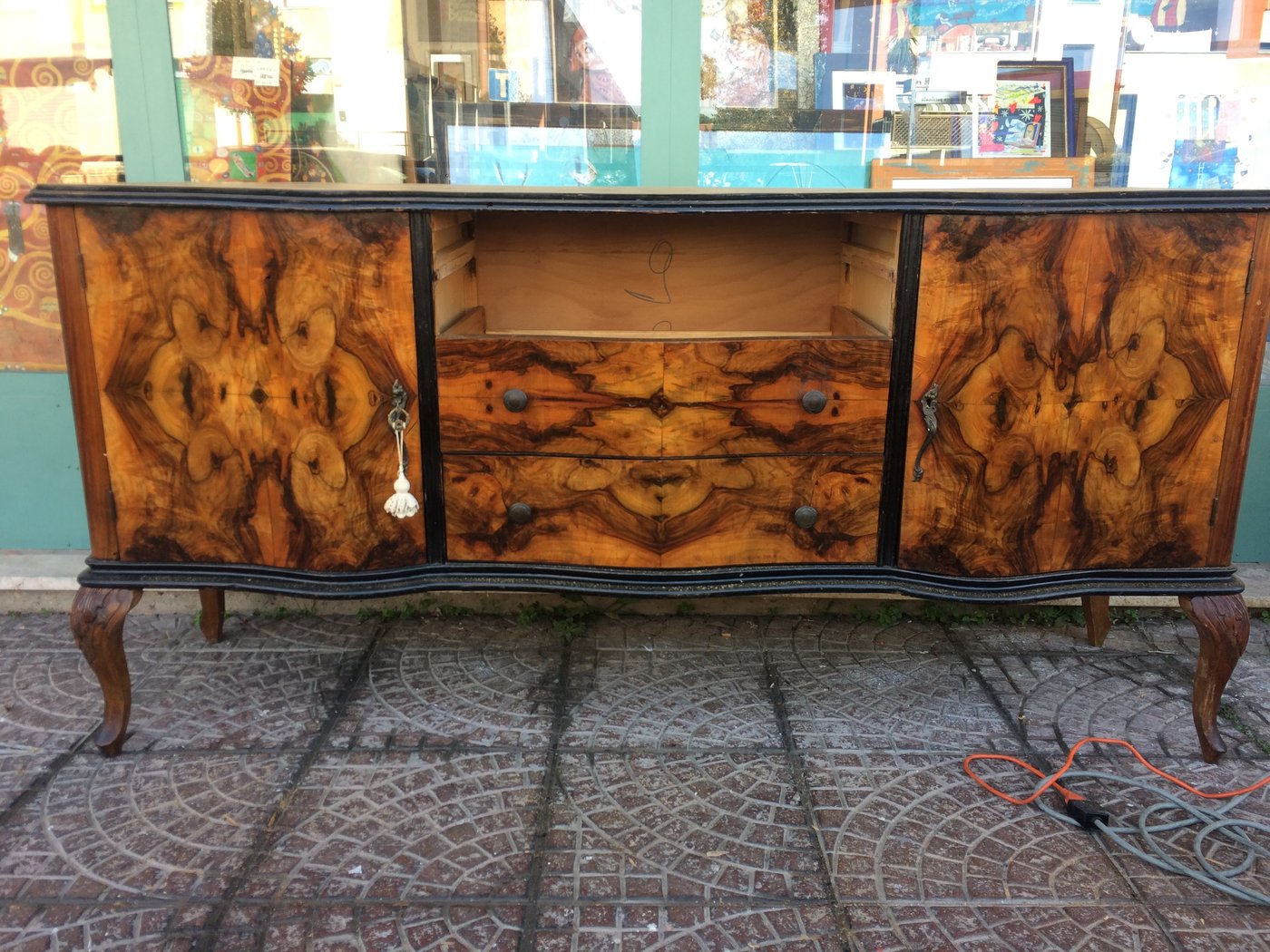 Credenza in noce lucidata dopo il recupero del legno